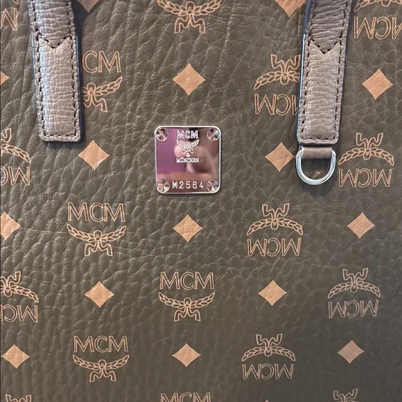 MCM Aren Monogram Leather Tote! Like NEW!! - Picture 5 of 7